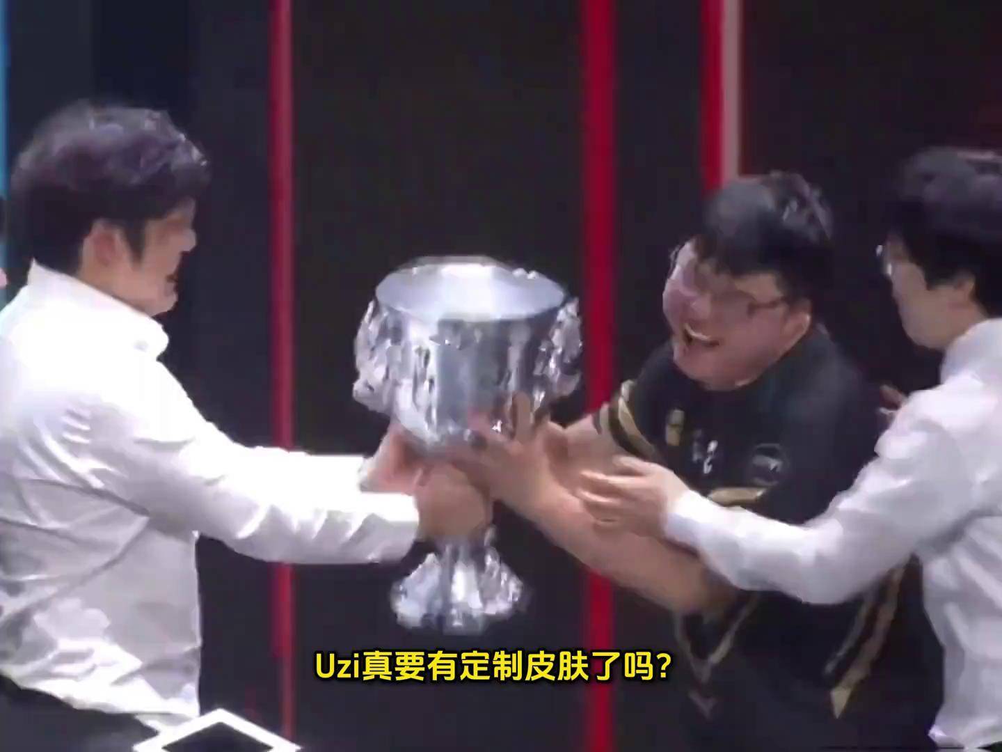包含Uzi连续十场比赛得分超过重返赛场，FPX不断突破！的词条