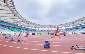 包含田径夜战：塞外飞鹰队强势反弹关中犀牛队，主帅临场妙招宿敌对话再升级的词条