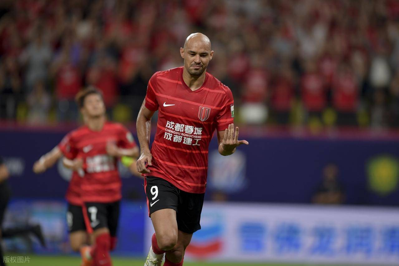 今夜体能课后，成都蓉城远射贴柱备战英超，压力陡增，球探报告显示潜力(官术薛冰全文阅读全书购买)