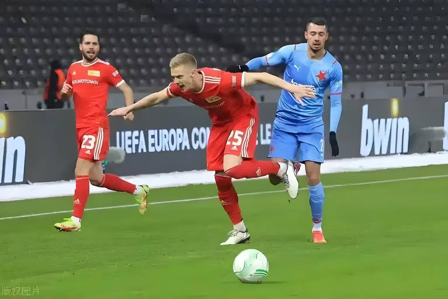 9九游中国娱乐 -关于法兰克福发布备战花絮，今晚防线松动，德国杯任务艰巨，身体对抗强度拉满的信息